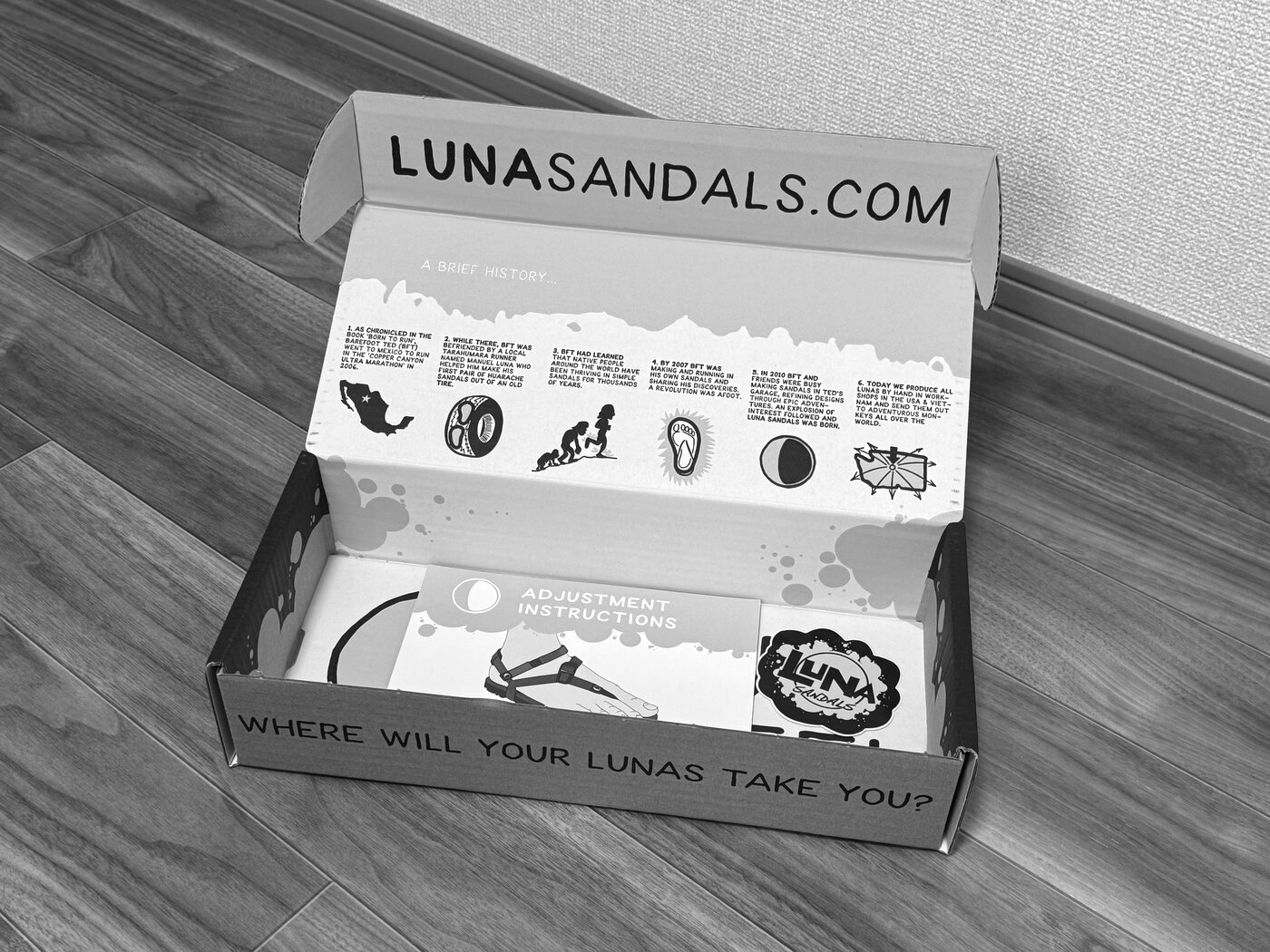 ルナサンダル Venado 2.0の箱。LUNASANDALS.COMのロゴと「WHERE WILL YOUR LUNAS TAKE YOU?」の一文