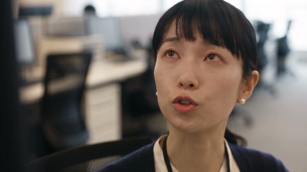 Seedance 2.5で作ったAIドラマ『派遣監査人』で、佐倉が話している場面