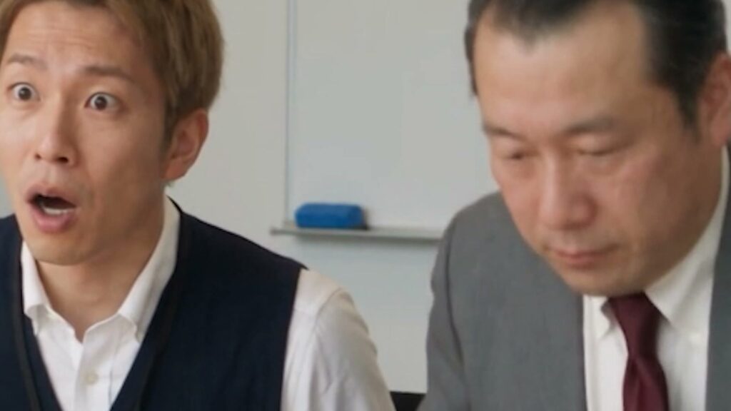 AIドラマ『派遣監査人』で、同僚の2人が驚いている場面